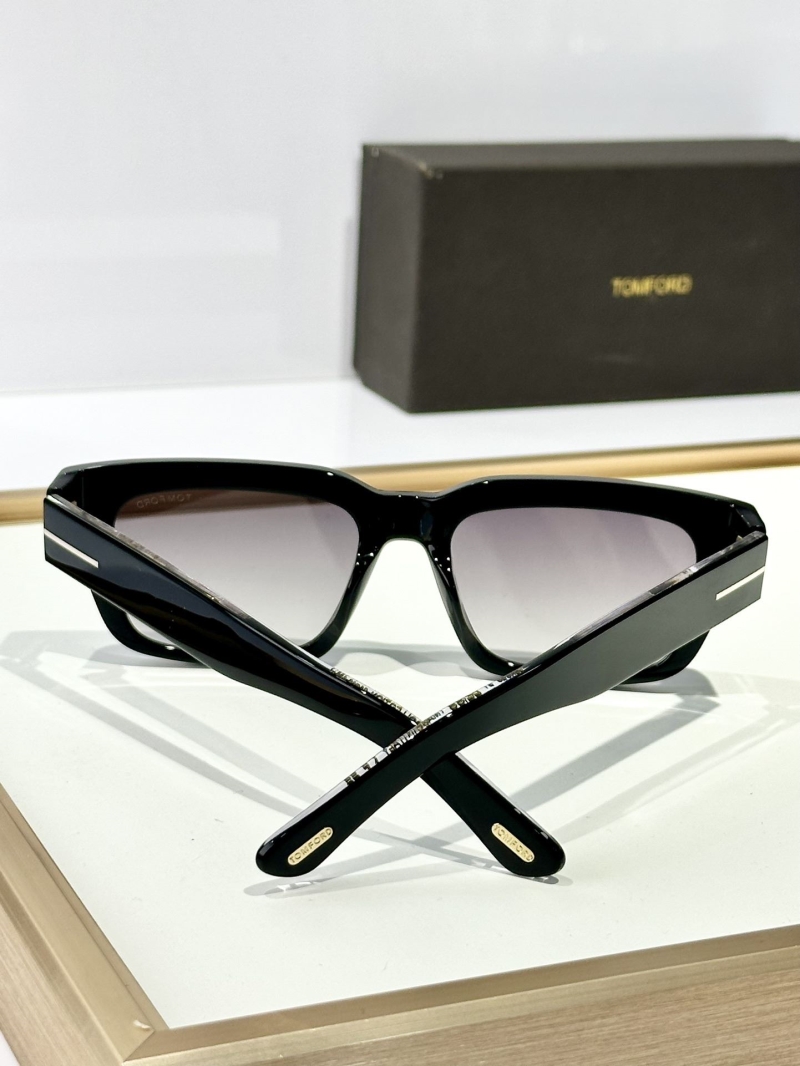 TOM FORD